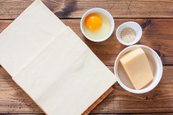 Пирог из слоеного теста с сыром - шаг 1