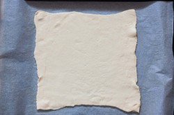 Пирог из слоеного теста с сыром - шаг 2