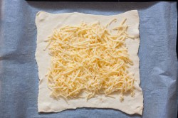 Пирог из слоеного теста с сыром - шаг 3