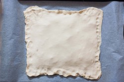 Пирог из слоеного теста с сыром - шаг 4