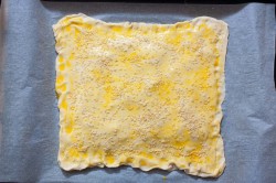 Пирог из слоеного теста с сыром - шаг 5