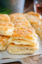 Пирог из слоеного теста с сыром - шаг 6