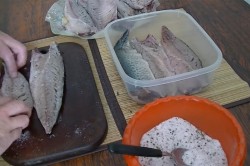 Скумбрия без рассола пряного посола в домашних условиях - шаг 6