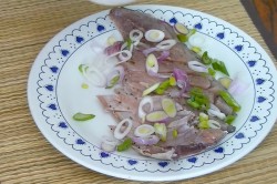 Скумбрия без рассола пряного посола в домашних условиях - шаг 10