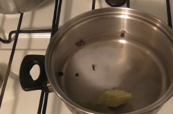 Скумбрия малосольная с гвоздикой - шаг 1