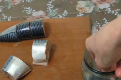 Скумбрия малосольная с гвоздикой - шаг 3