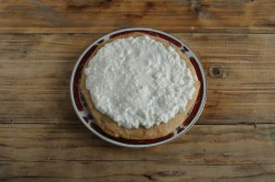 Десерт с фруктами и творожным кремом на лепешке - шаг 10