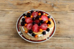 Десерт с фруктами и творожным кремом на лепешке - шаг 11