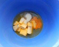 Десерт с фруктами и творожным кремом на лепешке - шаг 1