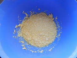 Десерт с фруктами и творожным кремом на лепешке - шаг 2