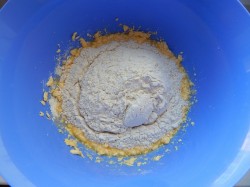 Десерт с фруктами и творожным кремом на лепешке - шаг 3