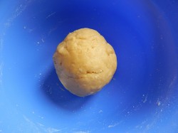 Десерт с фруктами и творожным кремом на лепешке - шаг 4