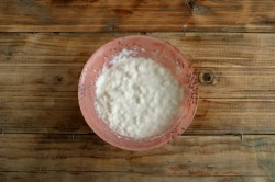 Десерт с фруктами и творожным кремом на лепешке - шаг 5