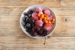 Десерт с фруктами и творожным кремом на лепешке - шаг 6