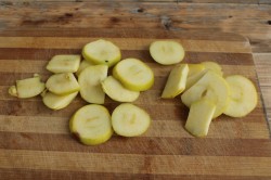 Десерт с фруктами и творожным кремом на лепешке - шаг 7