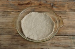 Десерт с фруктами и творожным кремом на лепешке - шаг 8