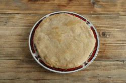 Десерт с фруктами и творожным кремом на лепешке - шаг 9