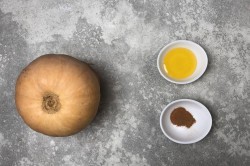 Сладкая тыква запеченная в духовке кусочками с медом - шаг 1