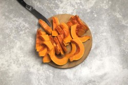 Сладкая тыква запеченная в духовке кусочками с медом - шаг 2