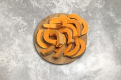 Сладкая тыква запеченная в духовке кусочками с медом - шаг 3