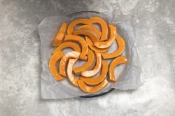 Сладкая тыква запеченная в духовке кусочками с медом - шаг 4