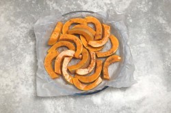 Сладкая тыква запеченная в духовке кусочками с медом - шаг 5