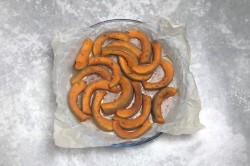 Сладкая тыква запеченная в духовке кусочками с медом - шаг 6