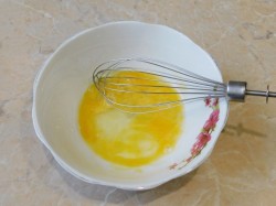 Сладкие гренки из батона с яйцом и молоком - шаг 1