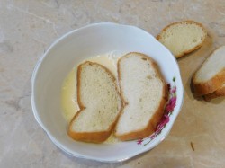 Сладкие гренки из батона с яйцом и молоком - шаг 4
