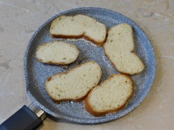 Сладкие гренки из батона с яйцом и молоком - шаг 5