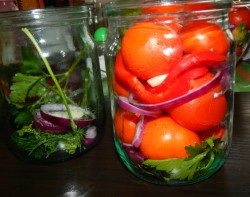 Сладкие помидоры в литровой банке на зиму - шаг 5 Сладкие помидоры в литровой банке на зиму - шаг 5