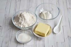 Сметанное тесто для пирога без яиц - шаг 1