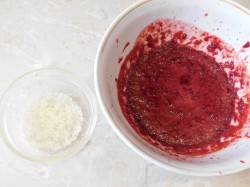 Сметанный крем с вишней - шаг 3 Сметанный крем с вишней - шаг 3