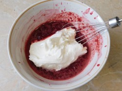 Сметанный крем с вишней - шаг 6 Сметанный крем с вишней - шаг 6