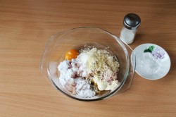 Котлеты из куриной грудки с сыром - шаг 3