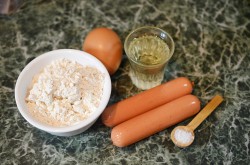 Сосиски в кляре на сковороде - шаг 1