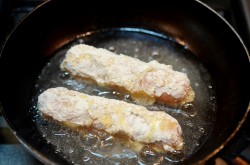 Сосиски в кляре на сковороде - шаг 7