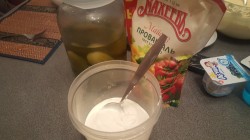 Соус тар-тар с огурцами и чесноком для бутербродов - шаг 1