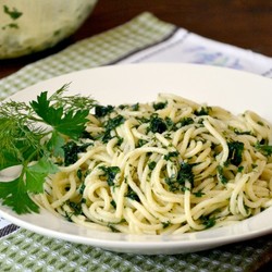 Спагетти в мультиварке c соусом из зелени и чеснока