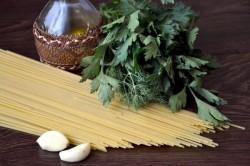 Спагетти в мультиварке c соусом из зелени и чеснока - шаг 1 Спагетти в мультиварке c соусом из зелени и чеснока - шаг 1