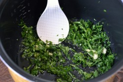 Спагетти в мультиварке c соусом из зелени и чеснока - шаг 4 Спагетти в мультиварке c соусом из зелени и чеснока - шаг 4