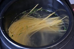Спагетти в мультиварке c соусом из зелени и чеснока - шаг 6 Спагетти в мультиварке c соусом из зелени и чеснока - шаг 6