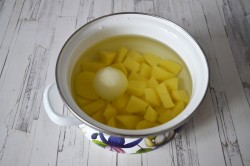 Рыбный суп из консервов горбуши с картошкой - шаг 3 Рыбный суп из консервов горбуши с картошкой - шаг 3