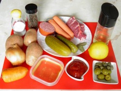 Суп солянка с оливками и колбасой - шаг 1 Суп солянка с оливками и колбасой - шаг 1