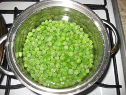 Простой суп пюре из зеленого горошка с желтками - шаг 2 Простой суп пюре из зеленого горошка с желтками - шаг 2