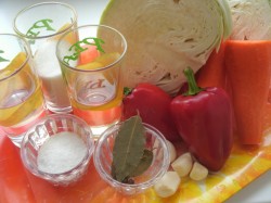 Суточная капуста с морковью и чесноком - шаг 1