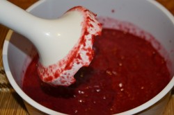 Свежая малина в блендере с сахаром без варки на зиму - шаг 2