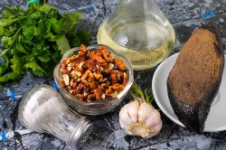 Свекла с чесноком и грецким орехом - шаг 1