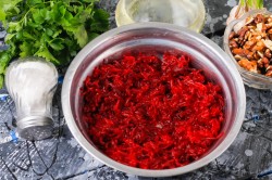 Свекла с чесноком и грецким орехом - шаг 2