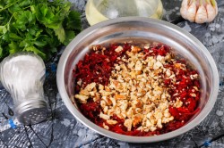 Свекла с чесноком и грецким орехом - шаг 3